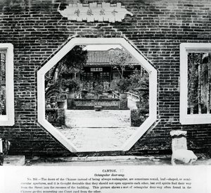 Chinesisches achteckiges Tor, um 1870 von English Photographer